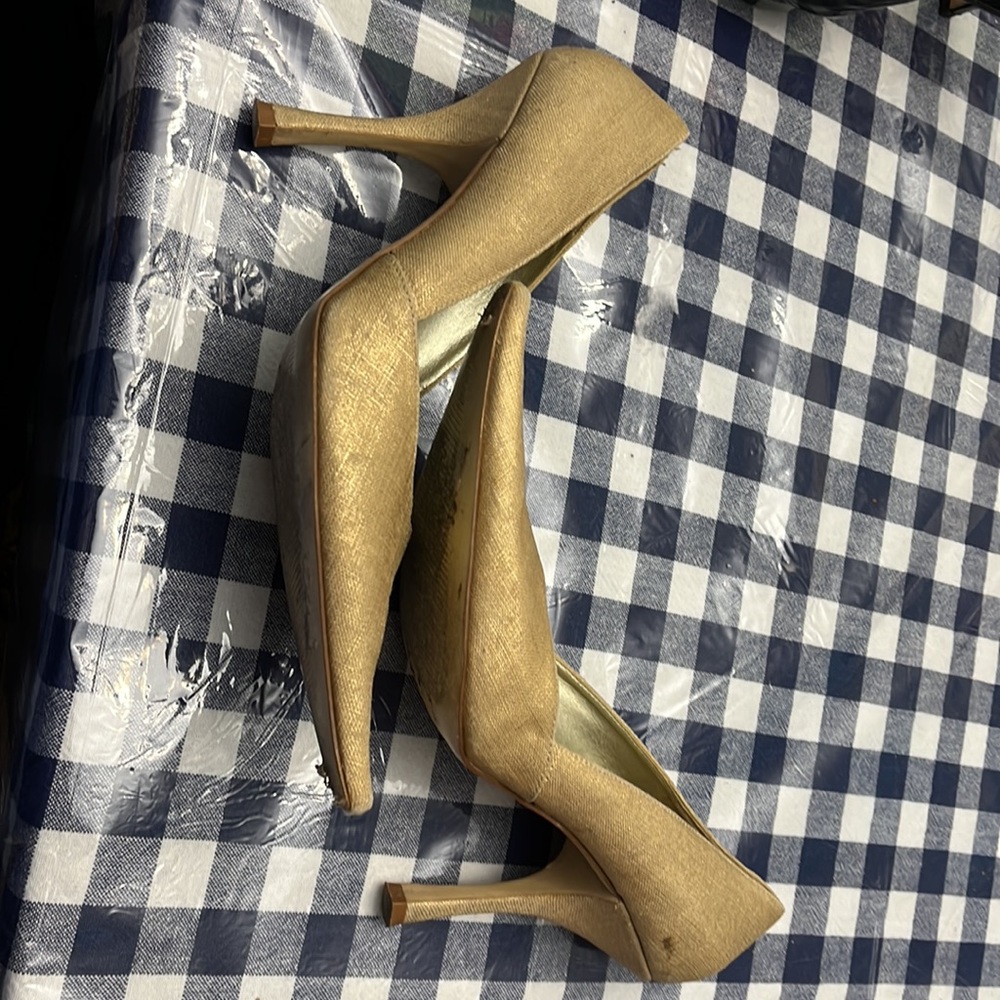 ๐ท๏ธ 5 for $15 Well loved BCB Girls, gold fabric high heels, size 10. - Picture 3 of 7